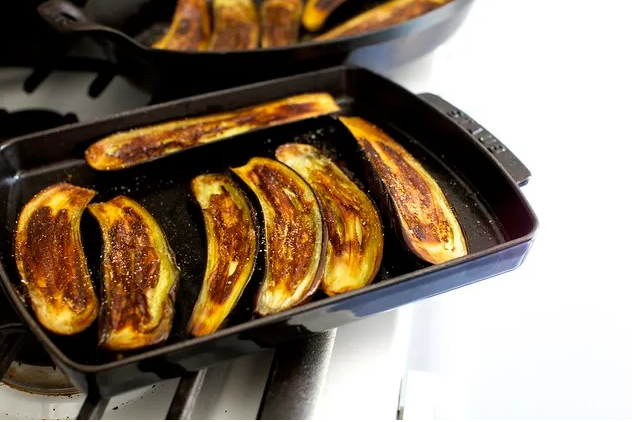 Баклажаны с йогуртом и томатным соусом