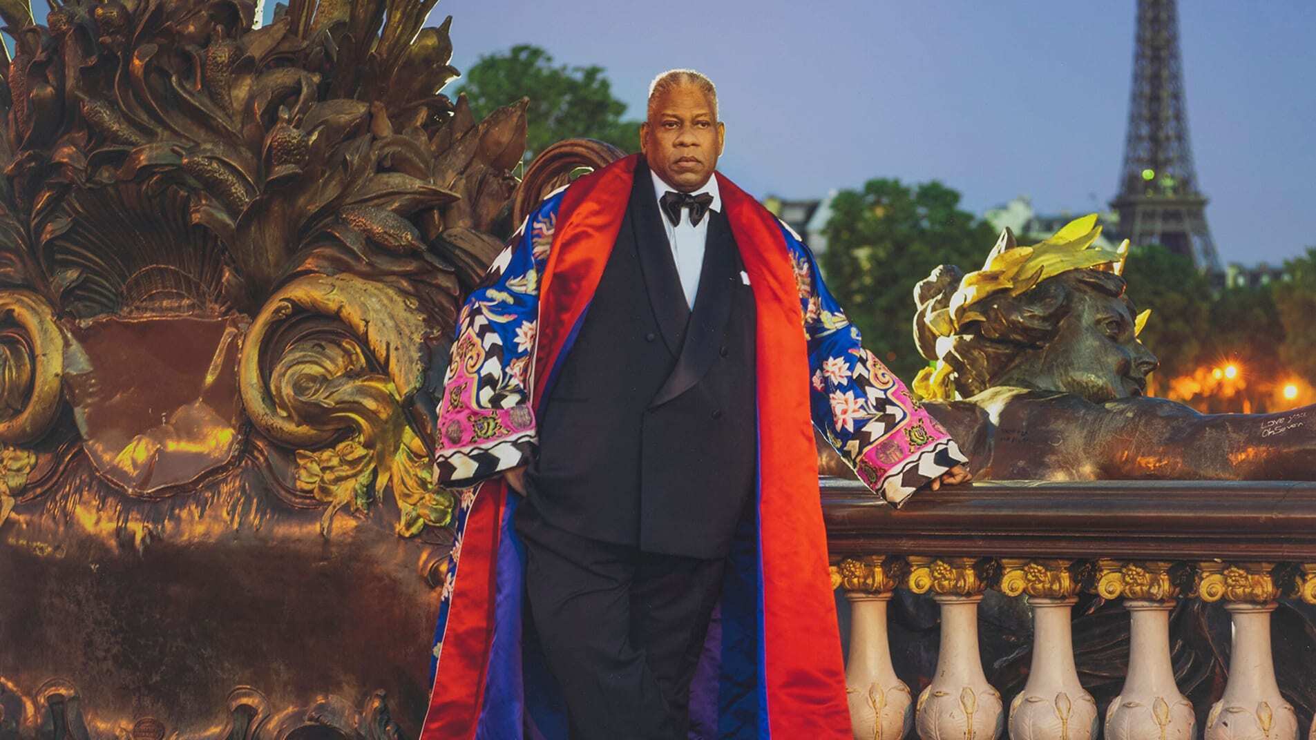 Личные вещи покойного редактора Vogue приносят миллионы на аукционе