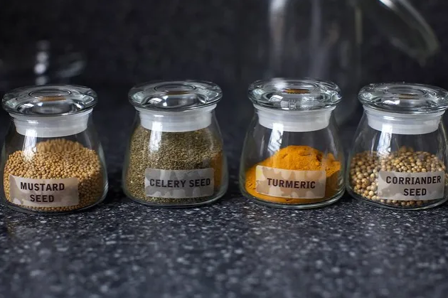 Масло соленья и хлеб