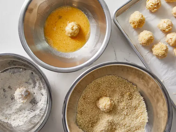 Жареные кусочки макарон с сыром