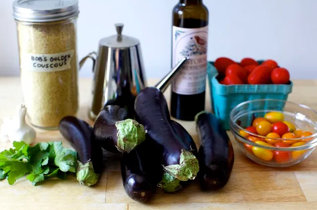 Баклажаны с йогуртом и томатным соусом