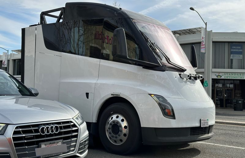 Прототипы Tesla Semi и Cybertruck с лидарами на капоте были замечены в Калифорнии