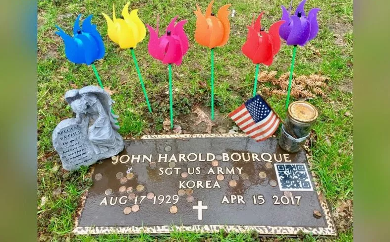 Мужчина создал QR-код для могилы отца, чтобы поделиться своей невероятной историей жизни.