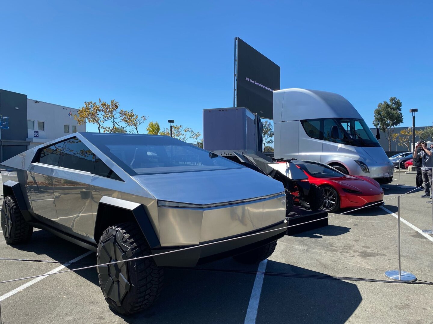 Прототипы Tesla Semi и Cybertruck с лидарами на капоте были замечены в Калифорнии