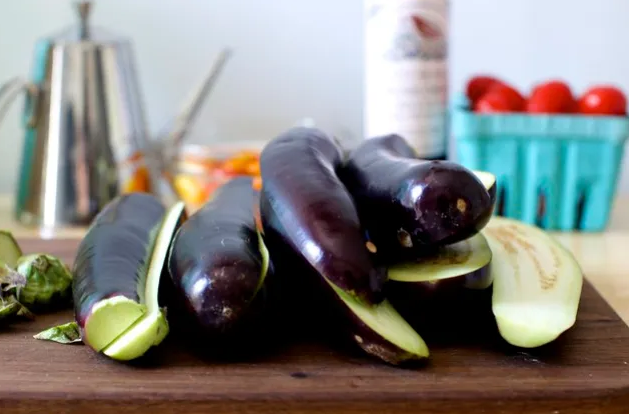 Баклажаны с йогуртом и томатным соусом