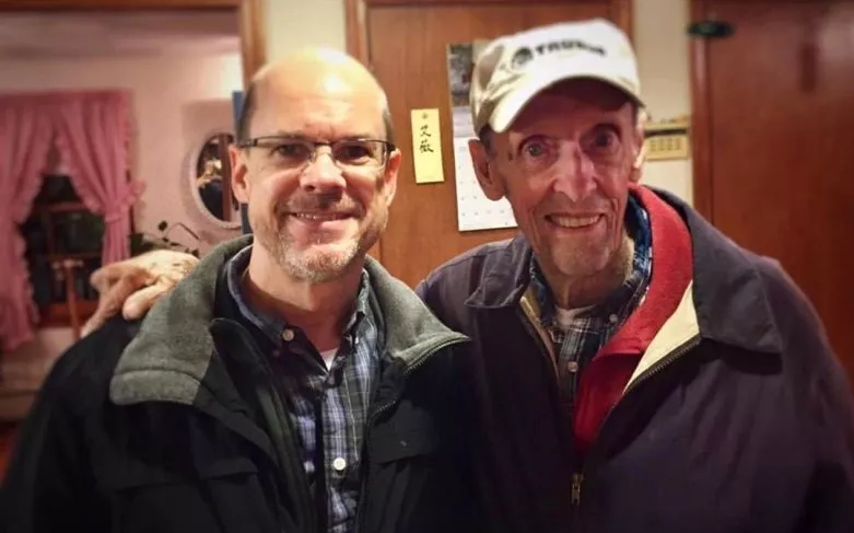 Мужчина создал QR-код для могилы отца, чтобы поделиться своей невероятной историей жизни.