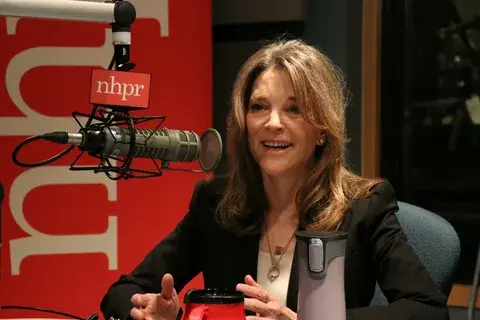 Поиски двух НЛО, кандидат в президенты от Демократической партии Марианна Уильямсон, бросает вызов Байдену.