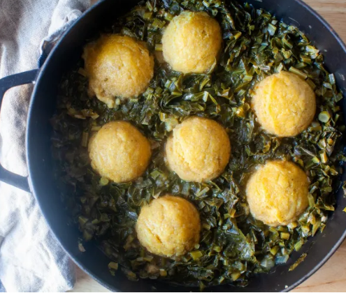 Листовая капуста с кнедликами из кукурузной муки