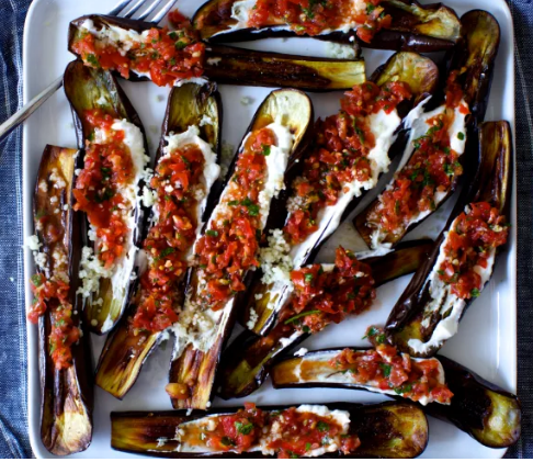 Баклажаны с йогуртом и томатным соусом