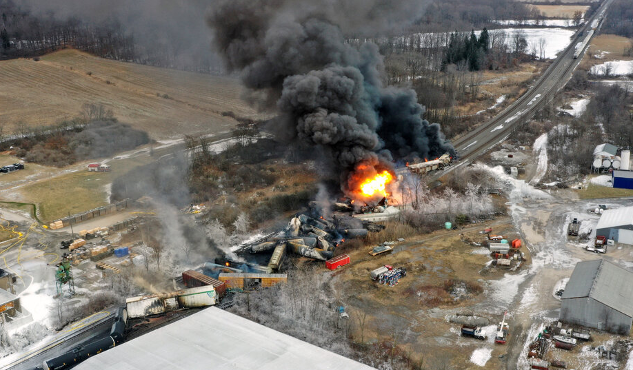 Авария поезда в Огайо вызывает опасения по поводу загрязнения окружающей среды и здоровья людей
