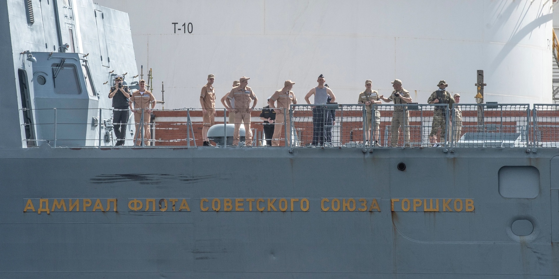 США брызжут слюной от ярости. Фрегат России " Адмирал Горшков" в порту Кейптауна.