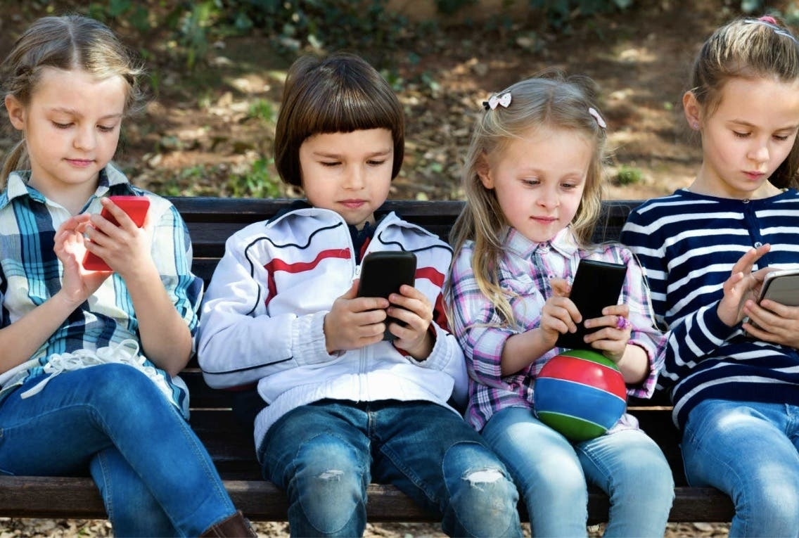 Смартфон: мир смартфонов. Общество. Люди. Купить смартфон: своему ребенку!? Воспитание детей: как смартфоны влияют на воспитание ребенка!?