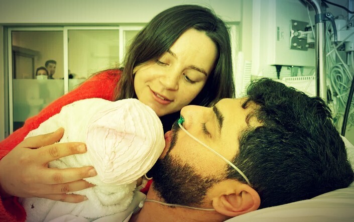 Как выживший при землетрясении мужчина, узнал, что его новорожденный сын выжил 11 дней спустя