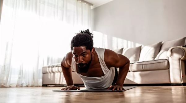 Эта тренировка груди с собственным весом занимает всего 10 минут