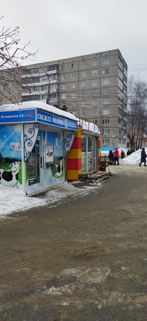 Продуктовый киоск на Эгерском бульваре в Чебоксарах выставил прилавок с опасными продуктами!