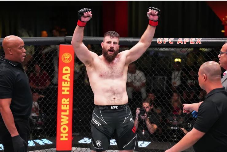 Таннер Бозер дебютирует в полутяжелом весе против Иона Кутелабы в апреле