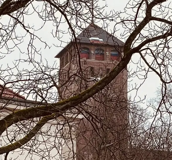 Российский флаг на здании в Потсдаме.