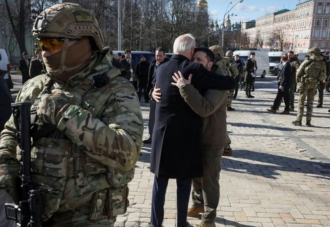 Неожиданный визит президента США в Киев.