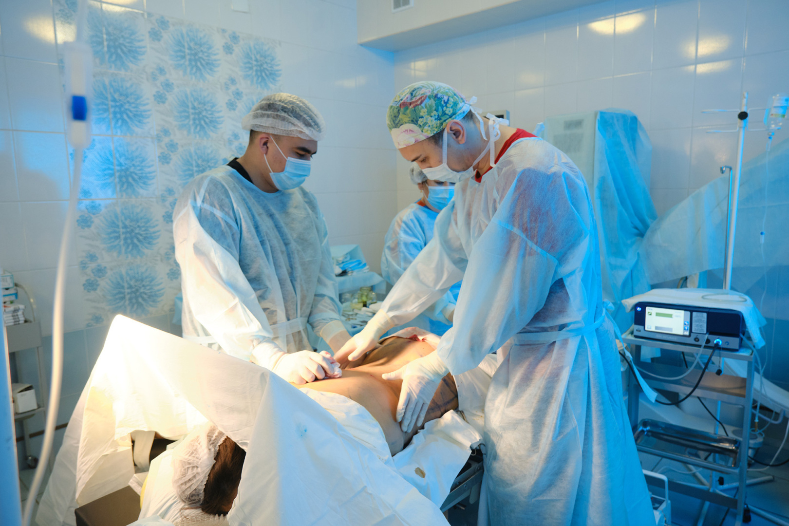 Почему многие люди решаются на пластические операции?