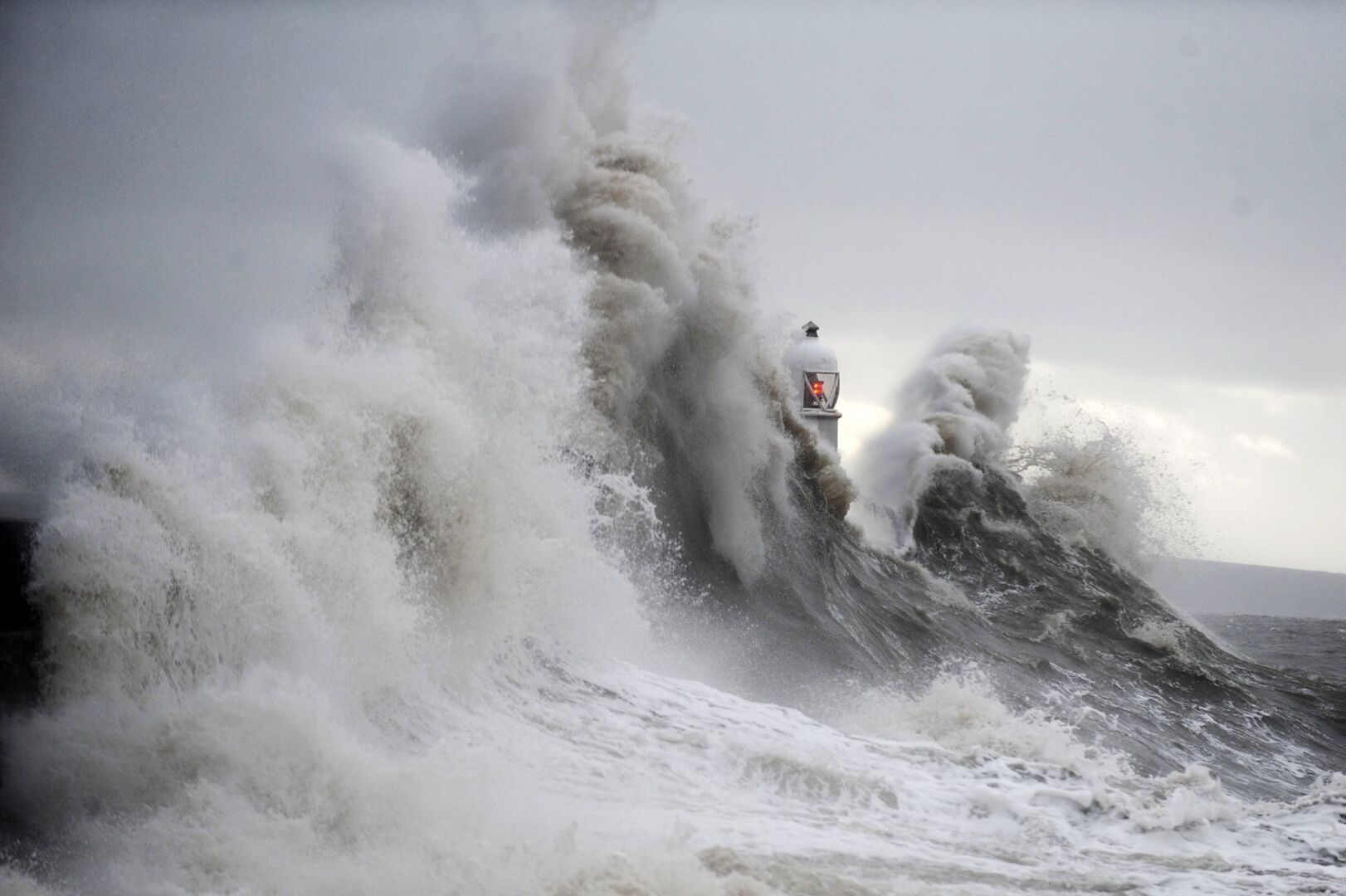Зимний шторм от побережья к побережью обрушит на миллионы людей угрозу снежной бури и обледенения в 35 штатах.
