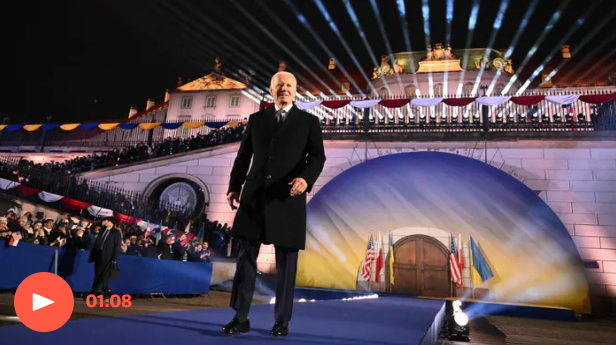 Джо Байден заявил, что российские войска находятся в беспорядке после года войны в Украине