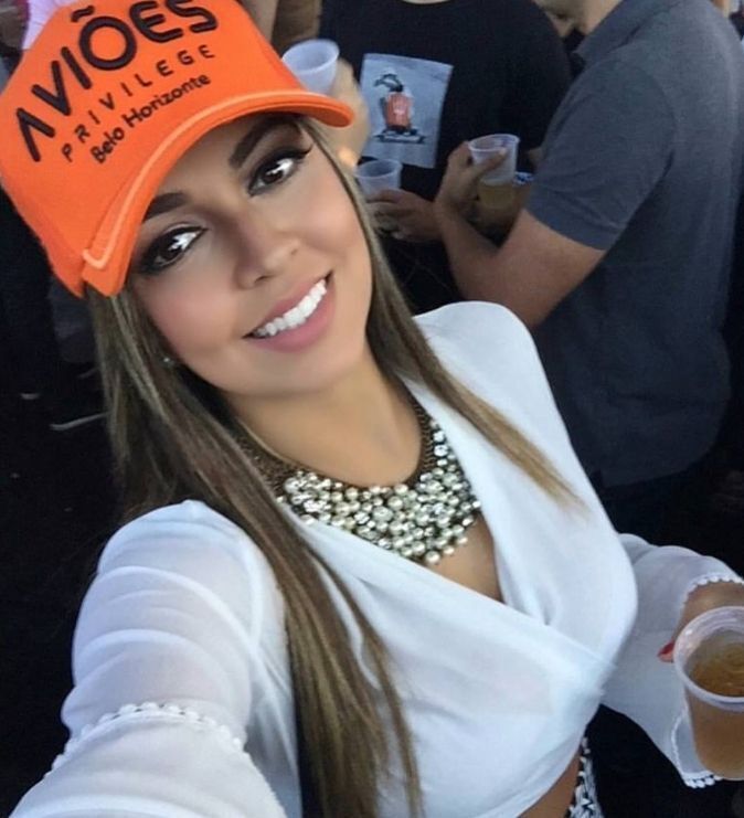 Поселил двух девушек у себя дома, чтобы спать с ними по очереди. Как это удалось легендарному Роналдиньо