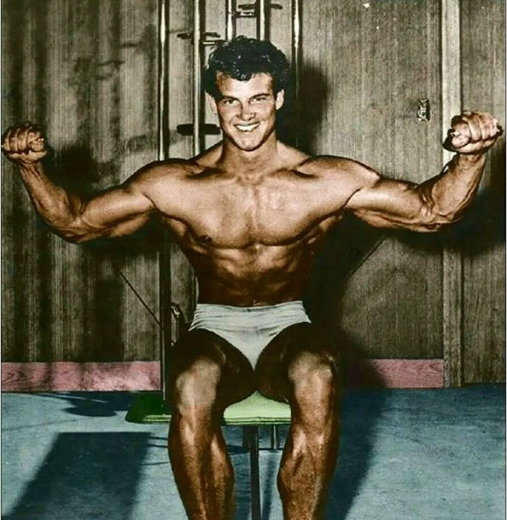 Стив Ривз был известен своим скульптурным телом, которое было признано знаменитым скульптором как «мечта Микеланджело».