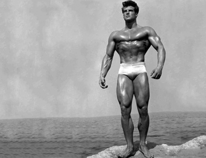 Стив Ривз был известен своим скульптурным телом, которое было признано знаменитым скульптором как «мечта Микеланджело».