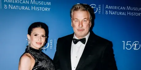 Окружной прокурор отказался от обвинения Алека Болдуина в применении оружия, отменив возможное 5-летнее заключение