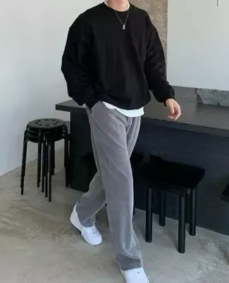 С чем носить чёрный однотонный свитшот?