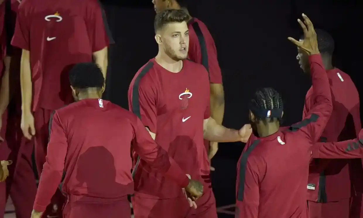 Мейерс Леонард возвращается в НБА