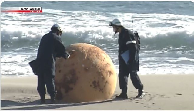 Японские чиновники расследуют загадочную сферу, выброшенную на берег.
