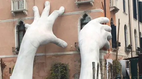 Гигантские руки появляются из канала Венеции, чтобы привлечь внимание к изменению климата.