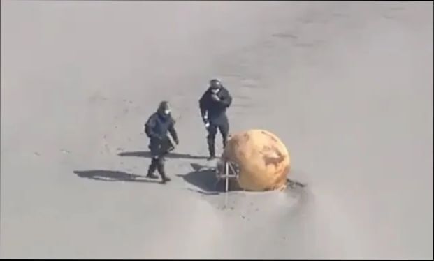 Шпионский шар, НЛО или Dragon Ball? Япония озадачена железным шаром, выброшенным на пляж