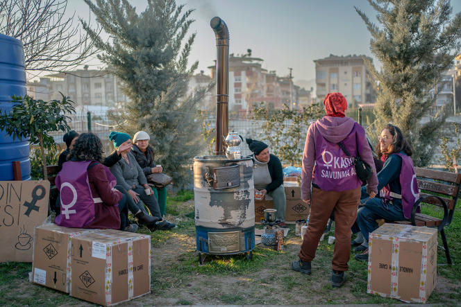 Турецкая феминистская сеть поддерживает женщин в Антакье после землетрясения