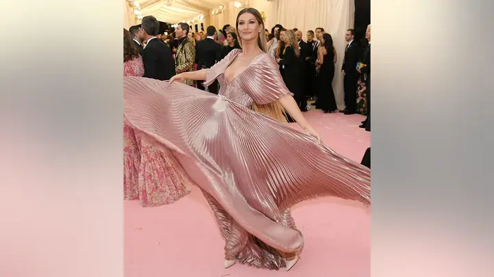 На недавней обложке Vogue Жизель Бюндхен "неузнаваемо" преобразилась.