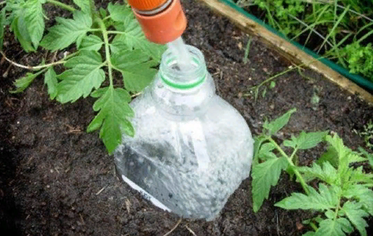 Простая система полива из пластиковых бутылок своими руками! Облегчает дачный труд и освобождает много времени!