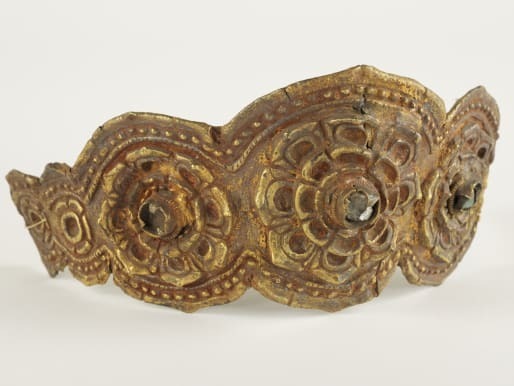 Семья опального арт-дилера возвращает редкие королевские драгоценности в Камбоджу!!!