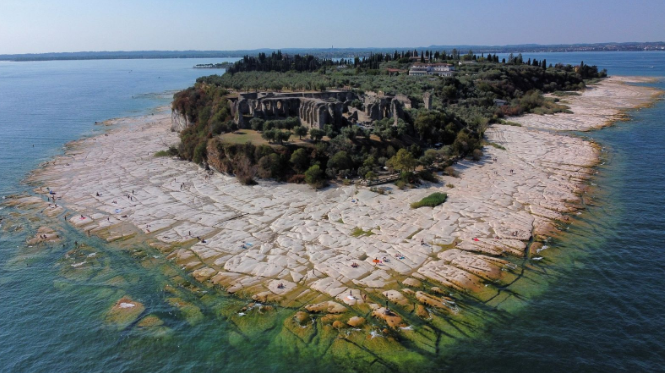 Засуха в Италии обнажила пешеходную дорожку на озере Гарда, а каналы Венеции высохли.