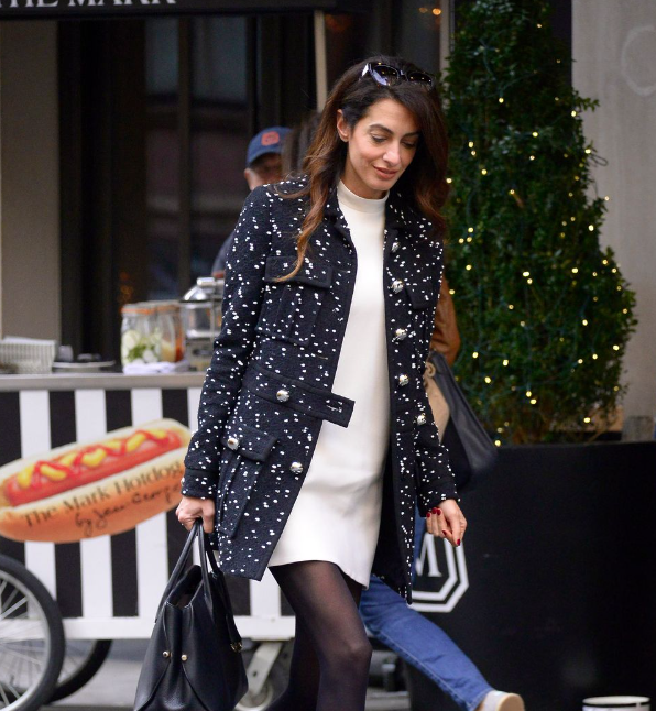 Амаль Клуни сочетала мини-платье и "Мэри Джейнс" с великолепным пальто с символикой