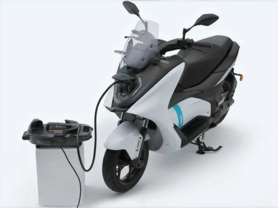 Yamaha Motor представляет электрический скутер E01 для тестирования.