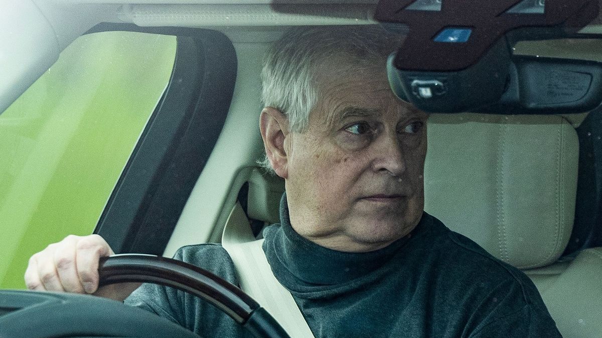 Принц Эндрю покидает Королевскую ложу, чтобы отправиться в Виндзор на утреннюю прогулку на этой неделе.