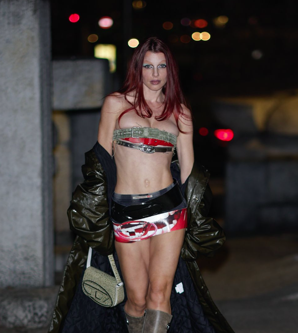 Джулия Фокс не носила ничего, кроме ремней, пиджака и сапог в Милане