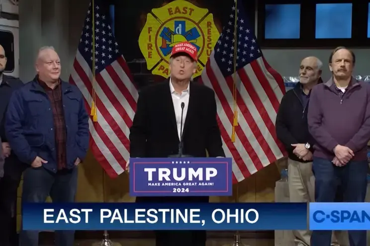 SNL высмеивает странный визит Трампа на место крушения поезда в Огайо на холодном открытом воздухе!!!