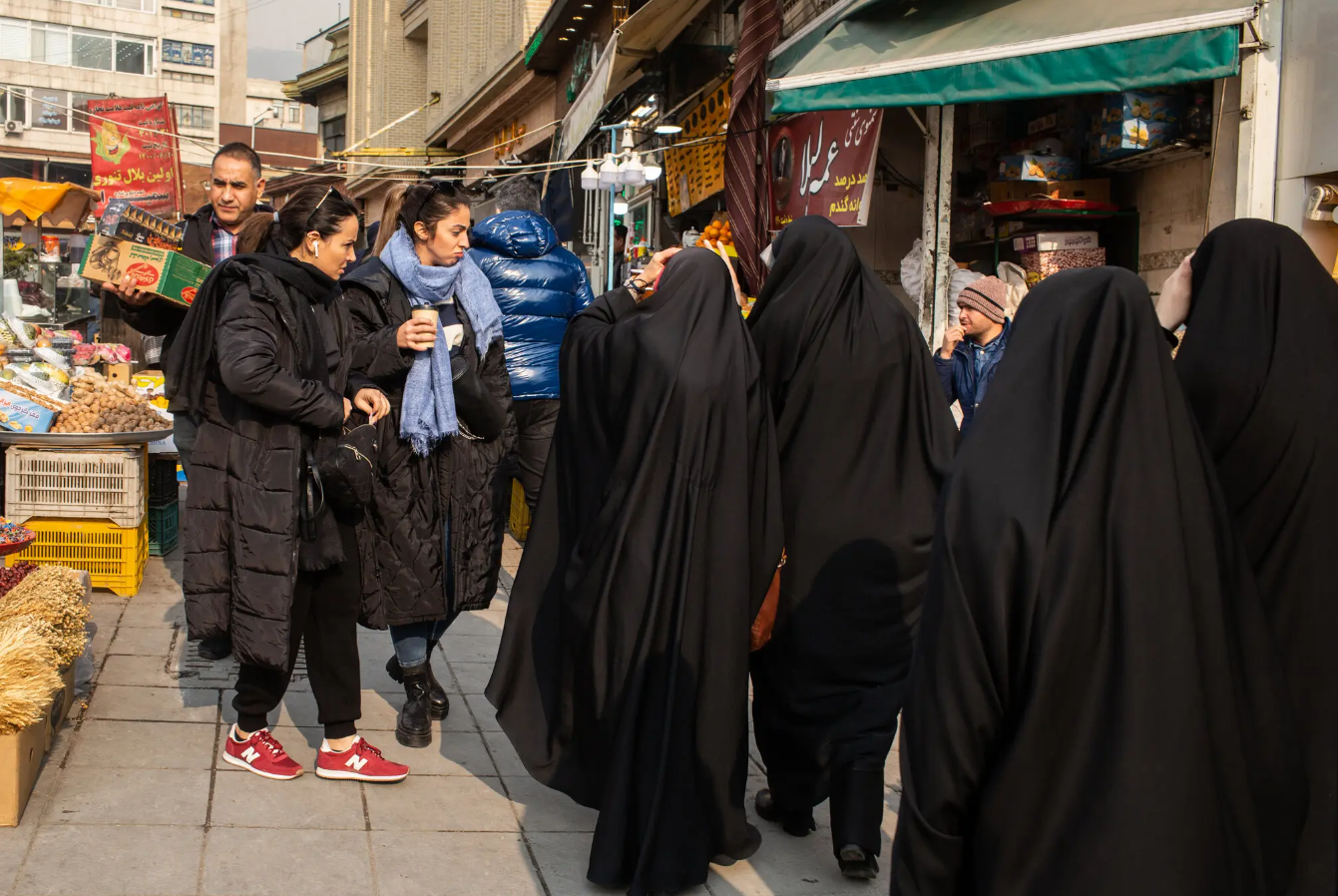 Иран в настоящее время. Иранские женщины Тегеран. Женщины в Иране сейчас. Иран женщины фото сейчас. Иранская одежда для женщин.