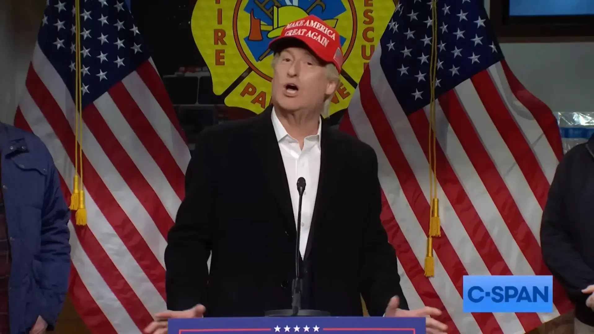 SNL высмеивает странный визит Трампа на место крушения поезда в Огайо на холодном открытом воздухе!!!