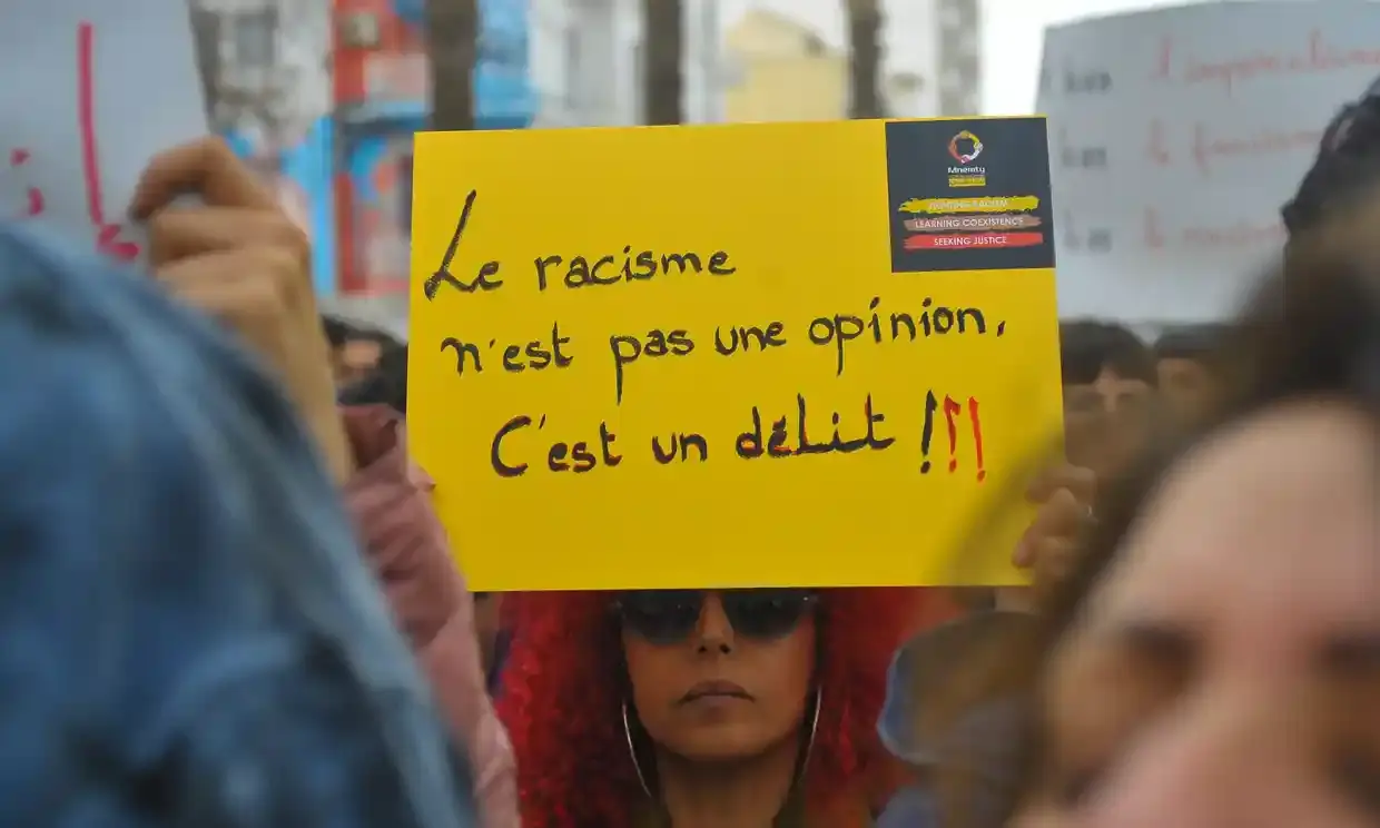 Сотни людей в Тунисе протестуют против запрета президента на иммигрантов.