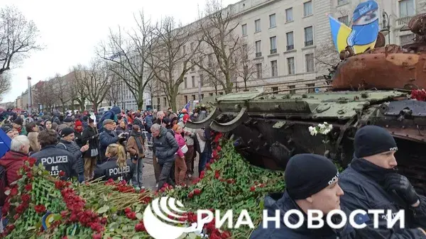 В Берлине вандалы уничтожили цветы с привезенного к посольству России танка.  Вандалы растоптали и унесли цветы с танка, установленного перед посольством России в Берлине.  Уточняется, что проукраинские активисты уничтожали цветы и вступали  E08e2d3a4c96ccf6012b385dee8bac24