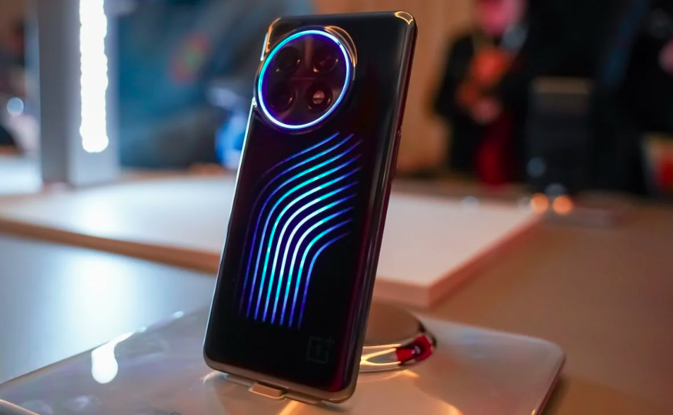 OnePlus с жидкостным охлаждением и подсветкой