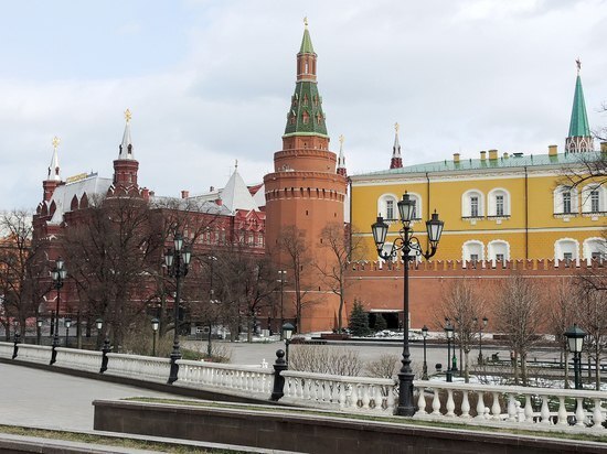 Выяснились подробности инцидента у Кремля, где мужчина устанавливал «связь с космосом»